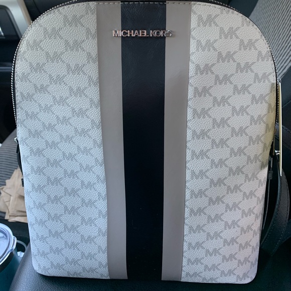 Brand new Michael Kors bag pack. Never used main image 5